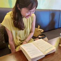 카페에서 형광펜으로 밑줄 치며 원서를 읽는 수강생