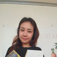 원서와 직접 쓴 필기 노트를 들고 있는 수강생